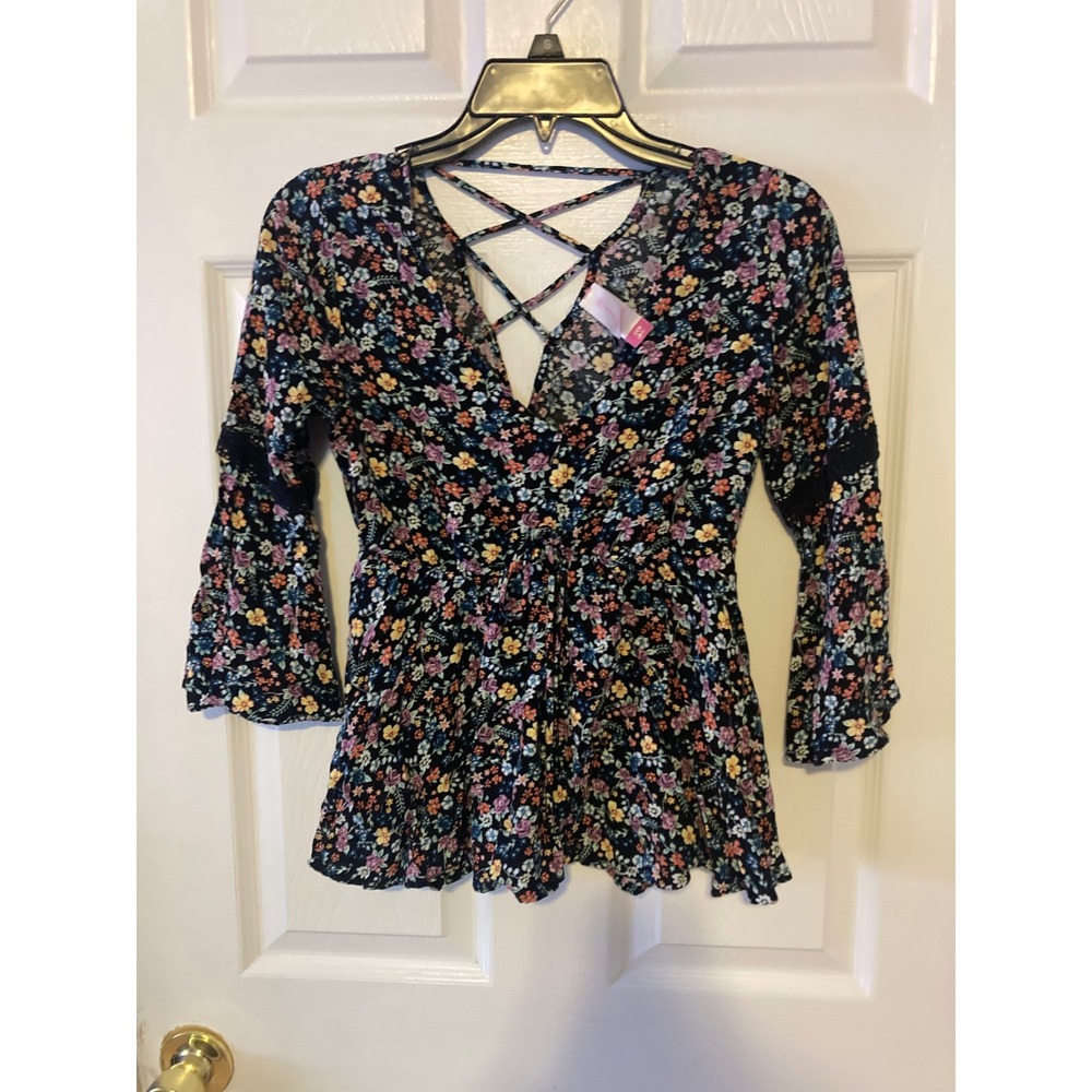 No Boundaries Floral Peplum Top V-Neck Lattice Back Bell Sleeve NWT Small 3-5